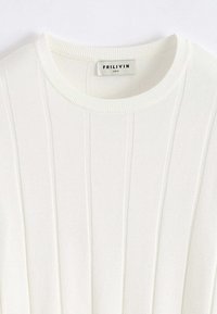 Pull blanc en maille avec texture côtelée et encolure ronde. Comprend une étiquette indiquant la marque "FRILIVIN" et la taille "M".