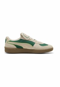 Beige og grøn sneaker lavet af ruskind og syntetisk materiale, med gummisål, snørebånd og velcro-strop på tungen.