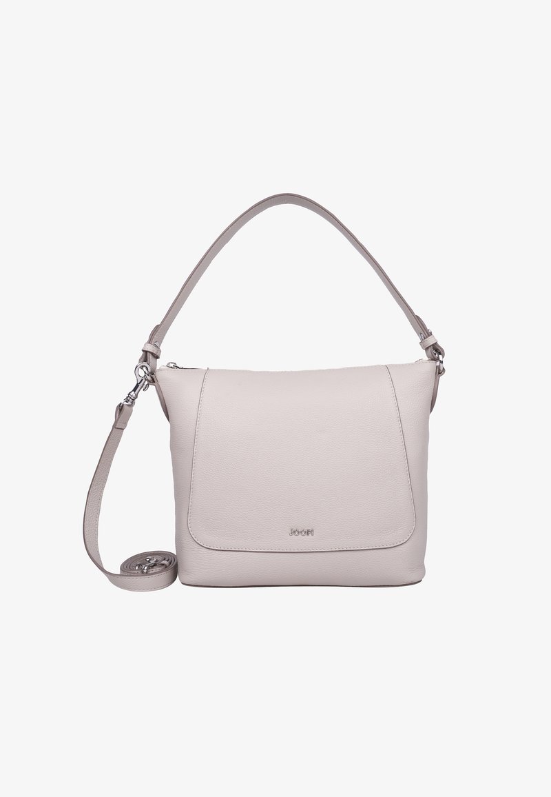 Borsa a spalla in pelle grigia chiara con forma strutturata, tracolla regolabile e tasca frontale con pattina. Presenta un marchio sottile sul davanti.