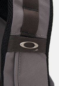 Oakley LATITUDE BACKPACK UNISEX - Hátizsák - granite gray