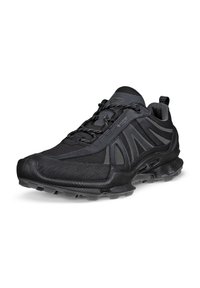 Schwarzer Sportschuh mit einem strukturierten Mesh-Obermaterial, Gummisohle und reflektierenden Akzenten. Verfügt über Schnürsenkel und einen gepolsterten Kragen für zusätzlichen Halt.