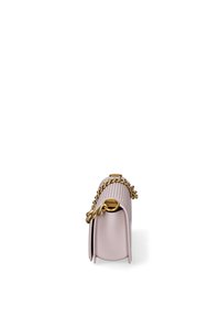 Borsa a mano in pelle rosa con superficie texturizzata e tracolla a catena dorata, caratterizzata da una forma arrotondata e chiusura a scatto.