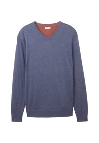 Niebieski sweter w serek z długimi rękawami, wykonany z miękkiego materiału. Posiada kontrastującą czerwoną podszewkę dekoltu oraz prążkowane mankiety i dół.