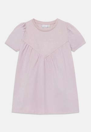 Robe courte à manches courtes rose clair pour tout-petit avec un col rond et un subtil détail froncé sous un empiècement en forme de V à l'avant.