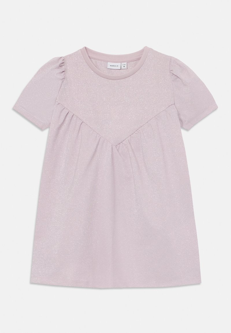 Robe courte à manches courtes rose clair pour tout-petit avec un col rond et un subtil détail froncé sous un empiècement en forme de V à l'avant.