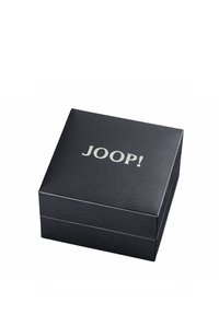 Caja de regalo negra texturizada con tapa articulada, con el nombre de la marca "JOOP!" grabado en plata en la parte superior.