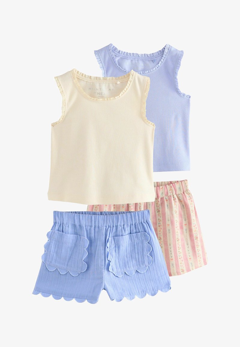 To ærmeløse toppe, en cremefarvet og en lyseblå med blondekant, kombineret med lyseblå skarpe shorts og lyserøde stribede blomstrede shorts.