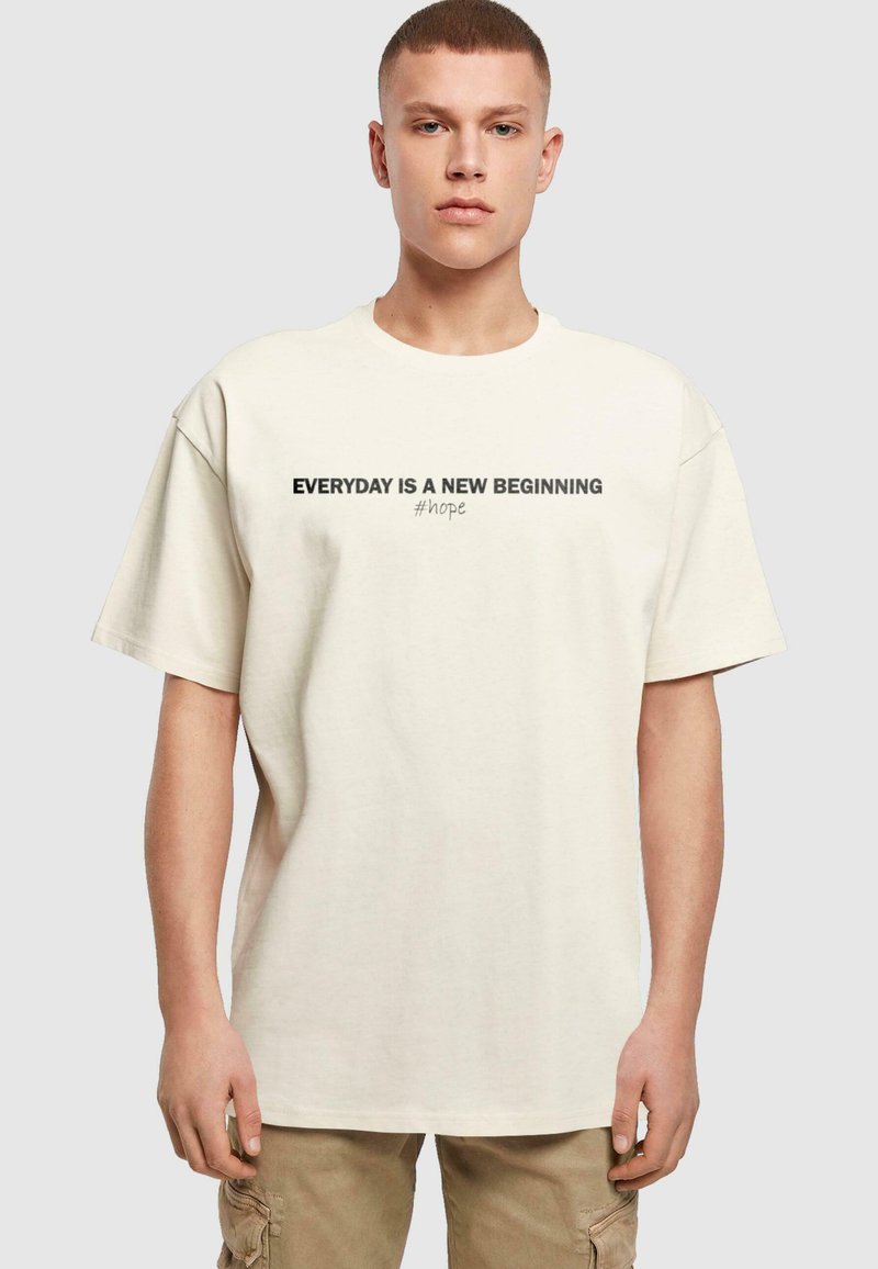 Merchcode HOPE HEAVY OVERSIZE - T-shirts print - sand