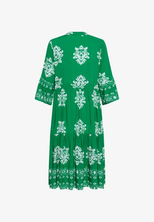 Robe midi verte avec motifs damassés floraux blancs, manches trois-quarts, taille froncée et jupe à volants.