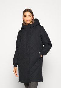 Manteau long noir matelassé avec une capuche, doté de poignets élastiques et de fermetures éclair en bas, de deux poches latérales et d'une texture lisse.