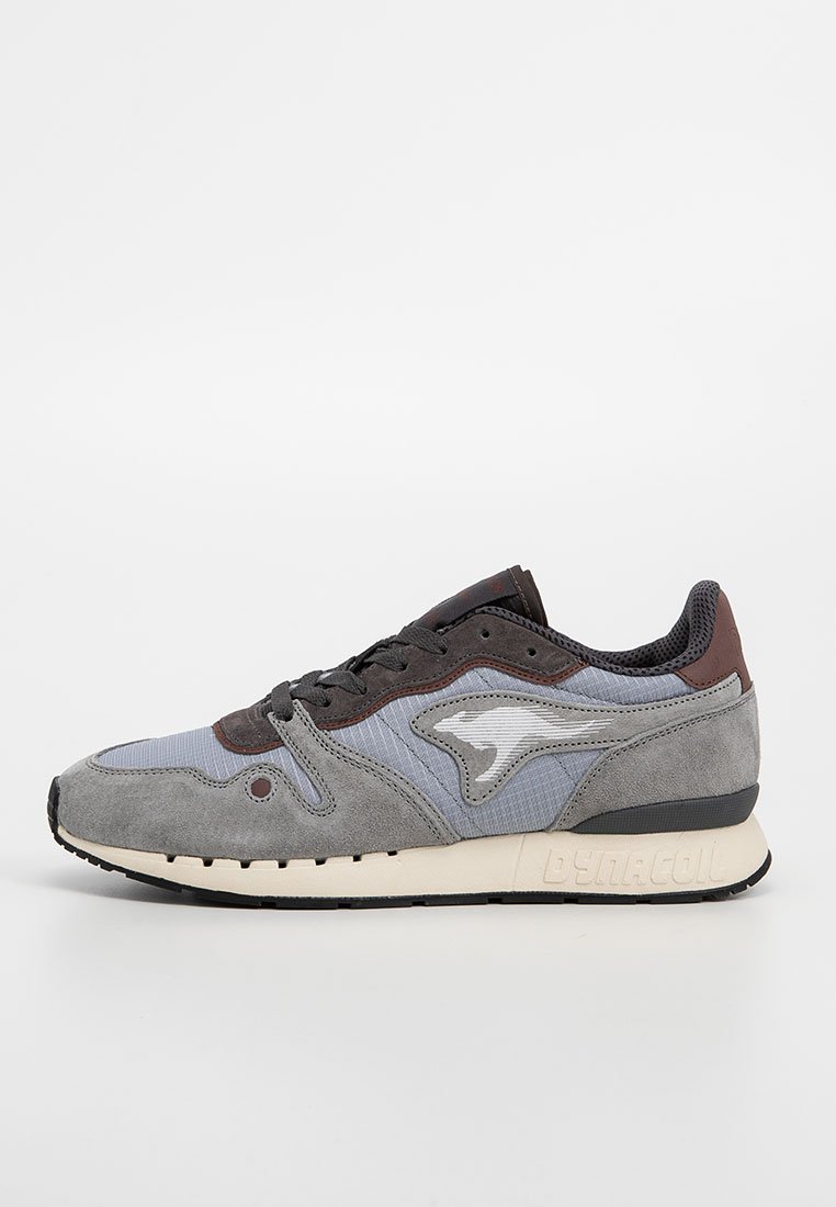 Grijze en blauwe sportschoen met een mix van suede en mesh, ronde neus, getextureerde accenten en een zwarte rubberen zool.