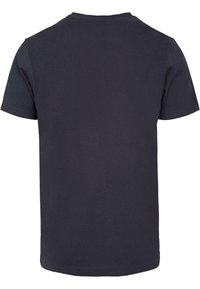 Tricou din bumbac de culoare albastru închis, cu mâneci scurte, guler rotund și design simplu; are un tiv drept și o textură netedă.