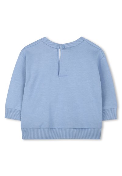 Lichtblauw sweatshirt met een geribbelde ronde hals en manchetten. De achterkant heeft een sluiting met een enkele knoop en een kleine opening. Zacht, gestructureerd materiaal.