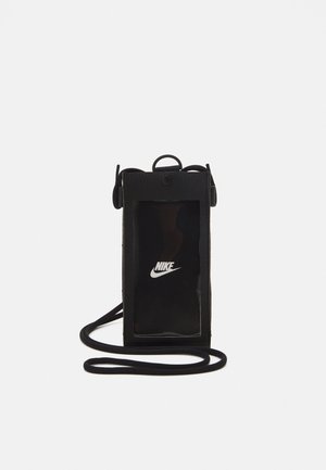 Funda negra para teléfono hecha de cuero sintético texturizado, con un panel frontal transparente, correa ajustable y un logotipo de Nike en la parte frontal.