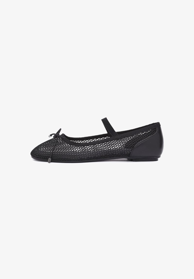 Ballerines noires avec un dessus en mesh à motif, bout rond et semelle plate. Comprend un nœud décoratif et des accents de sangle.