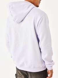 Sudadera de color púrpura claro con capucha ajustable, que presenta un gráfico de un mundo en color crema y texto en la parte posterior. Tela suave y corte informal.