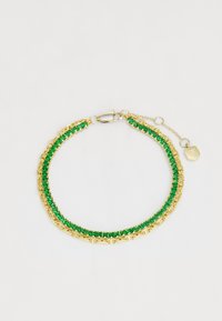 Bracciale in oro caratterizzato da due file di gemstone verdi, progettato con uno stile a catena e una chiusura sicura, dotato di una catena di estensione regolabile.
