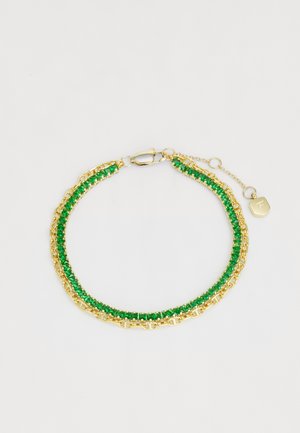 Bracciale in oro caratterizzato da due file di gemstone verdi, progettato con uno stile a catena e una chiusura sicura, dotato di una catena di estensione regolabile.