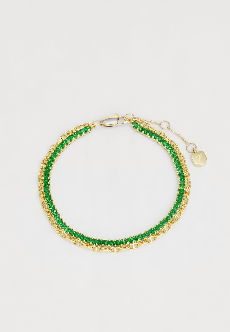 Bracciale in oro caratterizzato da due file di gemstone verdi, progettato con uno stile a catena e una chiusura sicura, dotato di una catena di estensione regolabile.