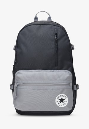 Zwarte en grijze Converse rugzak met voorvak met rits en ronde logopatch rechtsonder.