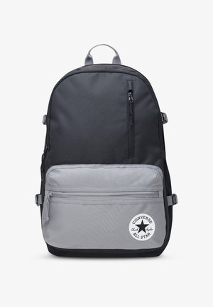 Zwarte en grijze Converse rugzak met voorvak met rits en ronde logopatch rechtsonder.