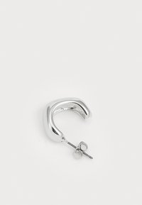 Zilveren oorring met een glad, rond ontwerp en gepolijste afwerking. Heeft een stekerachterkant en een licht gebogen vorm voor een veilige draagervaring.