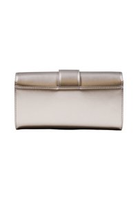 Clutch in argento metallico realizzato in pelle liscia. Presenta una forma rettangolare elegante con chiusura a patta piegata e dettagli di cucitura sottili.