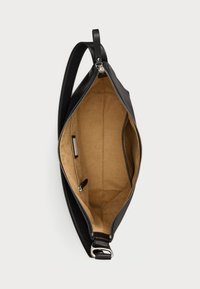 Μαύρη δερμάτινη τσάντα με ευρύχωρο καφέ εσωτερικό, διαθέτει φερμουάρ κλεισίματος και πολλαπλές τσέπες για οργάνωση. Λείος υφασμάτινος υφές και δομημένος σχεδιασμός.