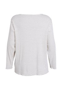 Weißes Langarmoberteil mit navy-blauen Wellenstreifen, strukturiertem Stoff, rundem Ausschnitt und rohem Saum, mit lässiger Passform.