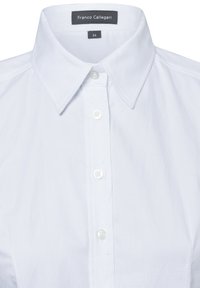 Witte blouse met een puntige kraag, voorzien van een verticaal gestreept patroon, knoopsluiting aan de voorkant en een merkembleem in het kraaggebied.