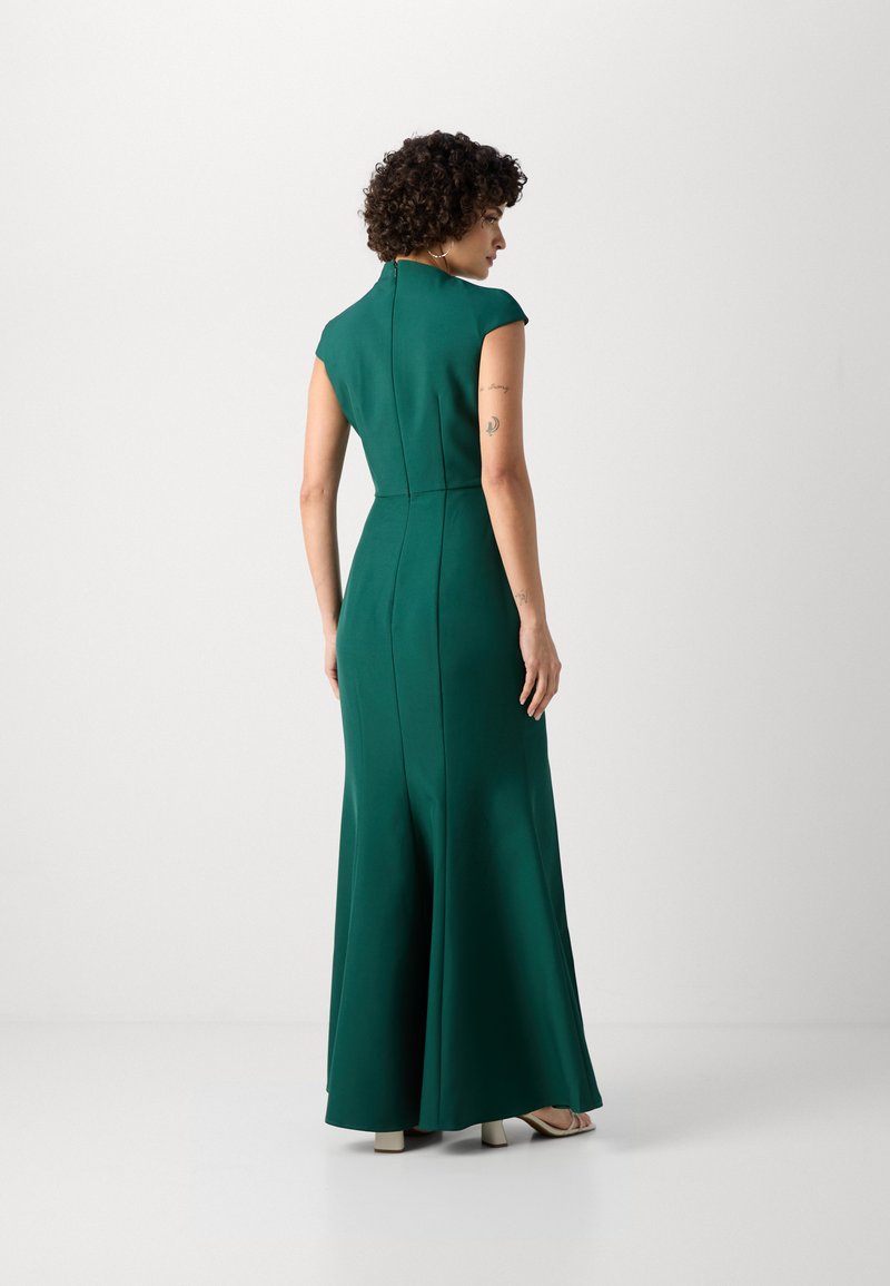 Zielona sukienka do ziemi z dopasowanym gorsetem, krótkimi rękawami i wysokim dekoltem. Gładki materiał z pionowymi szwami i delikatnym rozkloszowaniem u dołu.