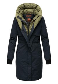 Gevoerde, knie-lange jas in donkerblauw met een contrasterende olijfgroene capuchon. Voorzien van een ritsluiting en knopenaccenten aan de zijkanten.