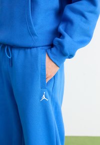 Jordan JORDAN BROOKLYN FLEECE - Treniņtērpa apakšdaļas - sport blue/white