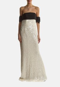 Schnurloses Abendkleid mit schwarzem, gerafftem Oberteil und einem elfenbeinfarbenen, mit Pailletten besetzten Rock, das eine gerade Silhouette und einen dezenten Glanz aufweist.