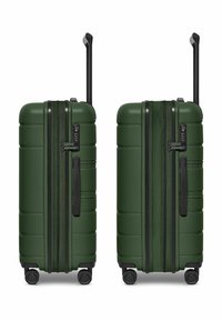 Valigia rigida verde con finitura testurizzata, doppie cerniere e manico retrattile nero. Presenta ruote doppie per una maggiore mobilità.