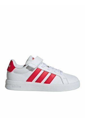 Sneaker Adidas bianca a taglio basso con strisce rosse, tallone rosso, lacci e cinturino in velcro su sfondo bianco.