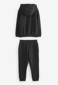 Schwarzes Sweatshirt und Jogginganzugset aus weicher Baumwolle. Das Sweatshirt hat eine Kapuze und gerippte Bündchen; die Jogginghose hat einen elastischen Bund.