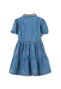 Denimkleid mit kurzen Puffärmeln, mehrfarbigem Herzstickerei, gestuftem Rock und einem bestickten Kragen mit der Aufschrift „LOVE THERAPY“. 