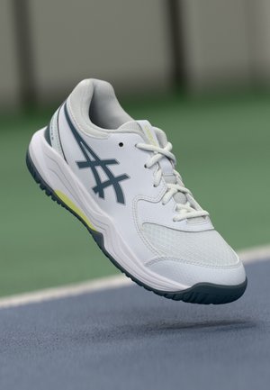 Weißer Sportschuh mit einem strukturierten Mesh-Obermaterial, hellblauen Akzenten, einer Gummisohle und einem auffälligen Logo. Leichtes Design für den Sport.