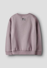 Sweat-shirt violet clair à manches longues, avec des poignets et une taille côtelés, arborant un petit logo noir à rayures verticales près de l'encolure à l'arrière.
