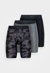 Drei Paare Herren-Kompressionsunterwäsche: schwarzes Camouflage, meliertes Grau und einfarbig schwarz. Jedes hat einen breiten Bund mit "ARMOUR" in dunklen Buchstaben bedruckt.