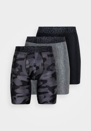 Três pares de calções de compressão masculinos: camuflado preto, cinza melange e preto sólido. Cada um tem uma cintura larga com "ARMOUR" impresso em letras escuras.