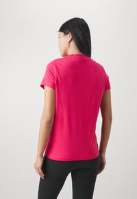 Fitted roze katoenen t-shirt met korte mouwen en een ronde hals, met een gladde textuur en een eenvoudig, strak ontwerp.
