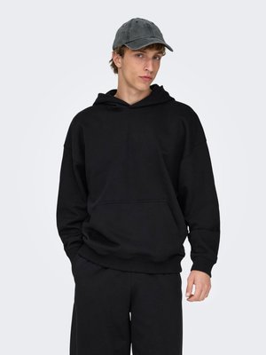 Must mustersuur kapuutsiga dressipluus esitasku ja soonikkoes mansettidega, halli nokamütsiga kombineeritud. Sile tekstuur, mugav disain.