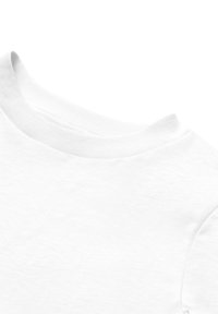 Bílý bavlněný tričko s kulatým výstřihem, krátkými rukávy a hladkou texturou. Jednoduchý design bez vzorů nebo akcentů.