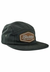 Sötétzöld, pamut twill anyagból készült sapka, kiemelkedő barna hímzett folttal, rajta "Blackskies" felirattal, lapos karimával, hat paneles dizájnnal.