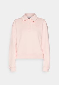 Suéter de polo color rosa claro con un corte corto y relajado. Presenta una tapeta de botones y un logo de la marca tejido en el lado izquierdo del pecho. Textura suave.