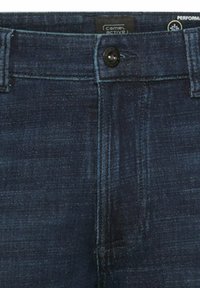 Dunkelblaue Jeans aus Denim mit Knopfverschluss, Gürtelschlaufen und sichtbaren Nähten am Bund und im vorderen Reißverschlussbereich.