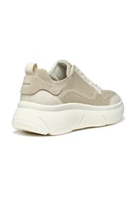 Sneaker beige con tomaia in maglia testurizzata e accenti in suede, dotato di una suola intermedia bianca imbottita e di un tab per il tallone.