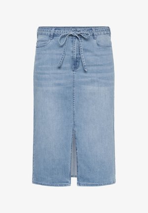 Jupon en denim bleu clair avec une fente à l'avant, une taille élastique à cordon, et cinq poches. Il possède une coupe à hauteur des genoux et des détails de couture classiques.